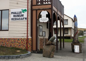 Foto mit einer creative Commons license: https://creativecommons.org/licenses/by-sa/2.0/ Phallusmuseum in Husavik Foto: Magic Bee/ Flickr