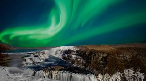 Nordlicht über Wasserfall. Bild: Island ProTravel