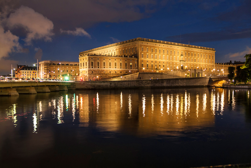 Das königliche Schloss in der Altstadt von Stockholm bei Nacht. Bild: Anton Chygarev/
shutterstock