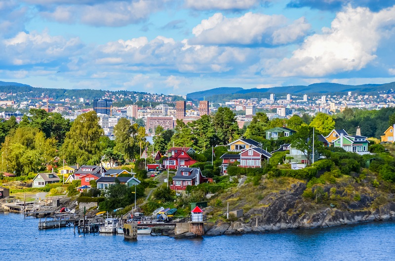 Blick vom Fjord auf die Stadt Oslo